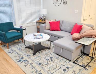 Chic 2 bedroom condo at 2121
