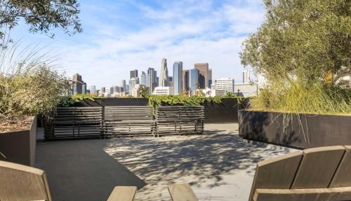 Chic and Cozy Home, Walk to Little Tokyo with Parking