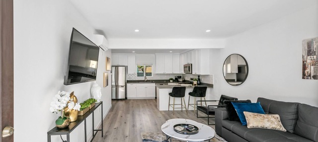 Chic Central 1 BR Parking, Sofa Bed, Washer/Dryer