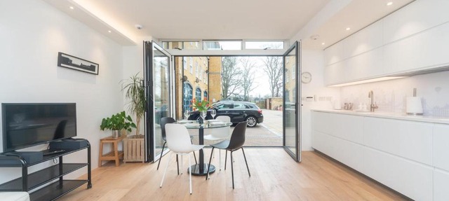 Chic & Cozy Flat in SW London, Perfect Location! - Pass the Keys