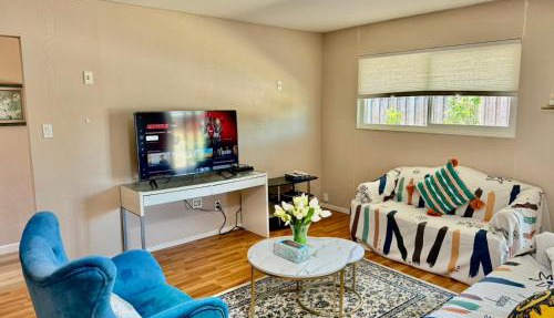 Chic Home with Expansive Backyard- duplex back unit