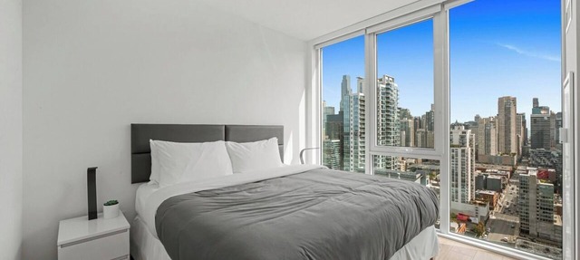 Chic River North Retreat: Luxe Suites, Stunning Views, Steps from Chicago Life!