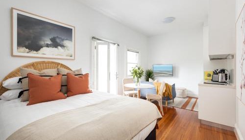 Chic Studio With Patio 20 min From CBD