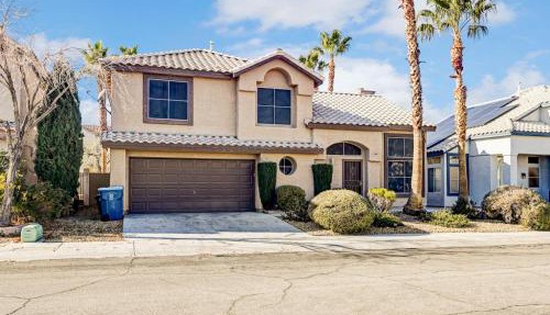 Chic Vegas Retreat: Near Top Attractions