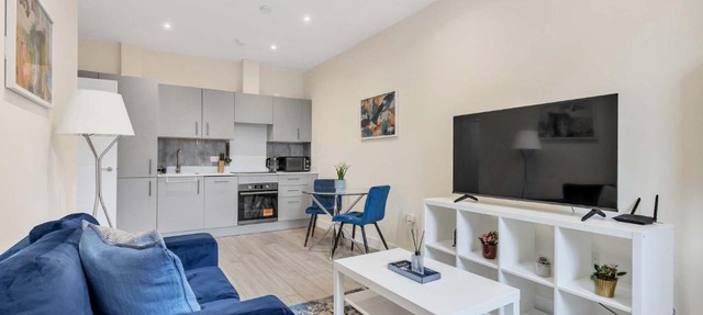 City Service Lets - Cheam Village 2 Bed Apartment Excellent Transport Links to London with Free Parking