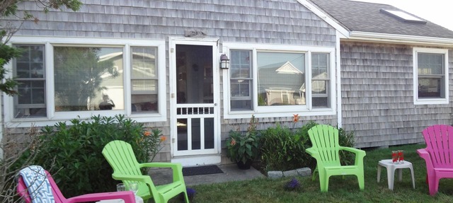 Classic Beach Cottage, Steps to Ocean Break.