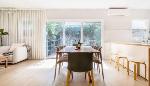 Classic Comforts - Moments to Flemington Racecourse