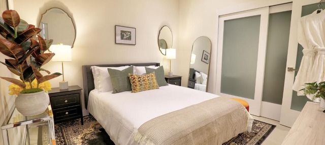 Classic Los Angeles Elegance in Downtown, Sleeps 4, Free Parking and 360 Degree View Roof Top Pool!