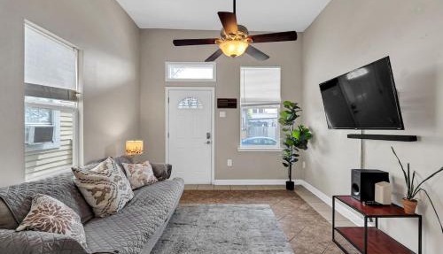 Classic NOLA Stay in Cozy 2BR Shotgun