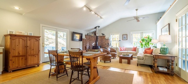 Clean & Bright 2 Bedroom Cottage shares 8 Acres