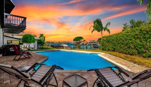 Clearwater Beach Waterfront Modern Villa 4BD 2BIG OPEN LOFT 4BT with Pool Boat Deck Sleep 15