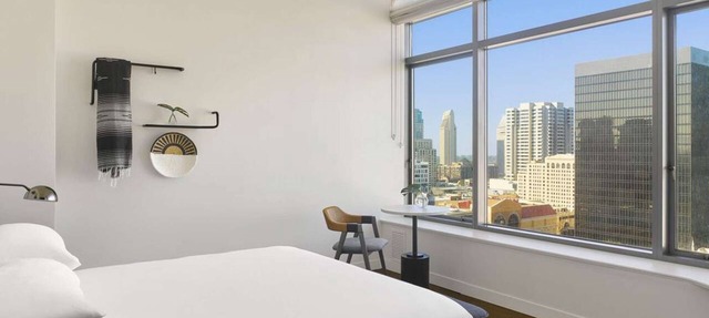 Close to Convention Center + Rooftop Pool & Bar