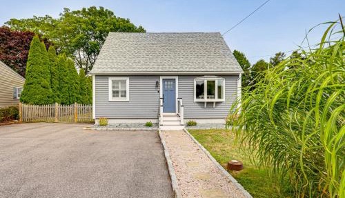 Coastal Charmer < 1 Mi to South Kingstown Beach