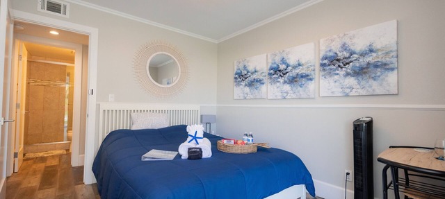 🌴 Coastal Comfort Awaits — Modern 1-Bedroom Suite Near Beach in Del Mar.