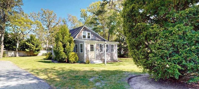 Coastal cottage close to beaches and town - private yard, W/D, & new renovations