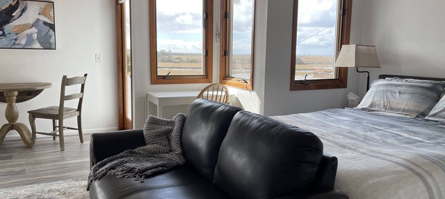 Coastal Del Mar studio with fabulous views - 10 min walk to the beach!