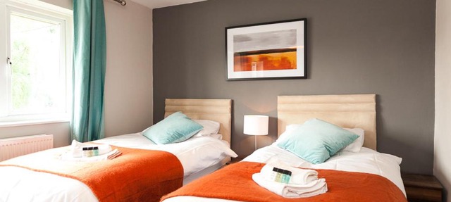 Comfortable Contractor House Gatwick: sleeps 6+