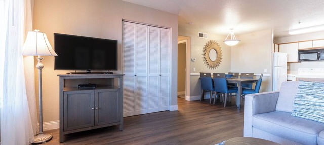Comfortable Stay! Private Balcony, Free Parking Onsite!