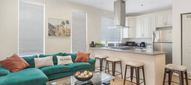 Comfy 2bed apartment with Private Balcony, Rooftop, & A/C near Griffith Park