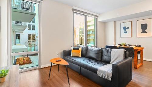 Comfy Clarendon Apt - Steps from Metro