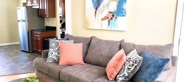 Comfy Easeful Two Bedroom Apartment. 30 Minutes to Boston