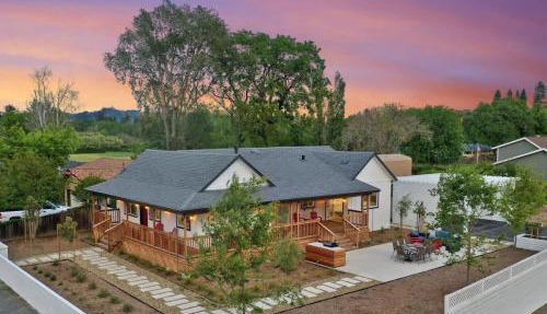 Completely Remodeled Farmhouse With Stunning Views Of Dry Creek Valley