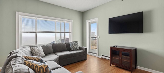 Condo Room 606 Lovely beach and pier view from this cozy 1 bedroom!