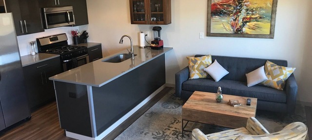 Condo with deck facing the mountain, bike path and restaurant across the street, 5 min driving from down town