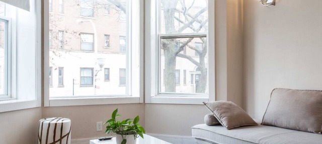Contemporary 2BR Flat Right Next to Wrigley Field & Transit ❤️ Cubs!