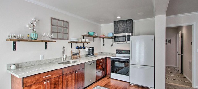 Convenient Burien Getaway: 12 Mi to Dtwn SEA!