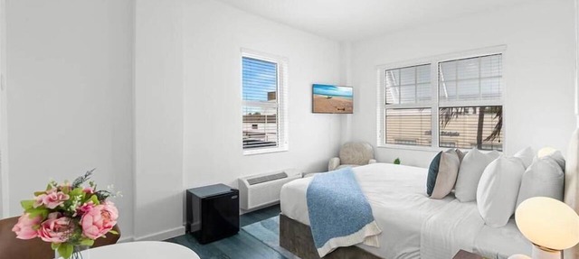 Convenient South Beach Stay! Outdoor Pool & nr Lummus Park, Miami Beach