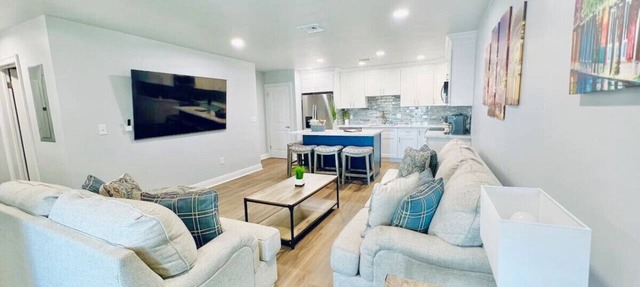 Conveniently Located Contemporary 6 Bed/6 Bath 15 Min to Downtown