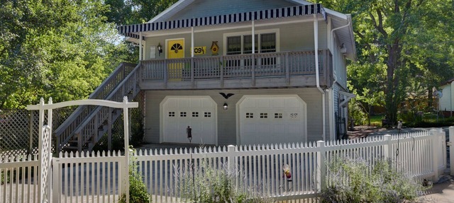 Conveniently located charming carriage house in historic neighborhood.