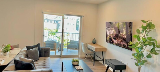 Corner 2 Bedroom 2 Bath Condo - Balcony - Parking