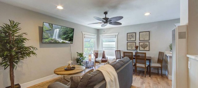 Coronado Unit 3 - B Ave Bungalows · King-sized 1/1, 5-10 Min Walk to Coronado Beach!