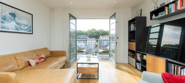 Cosy 2 bed flat in central Bristol on river Avon
