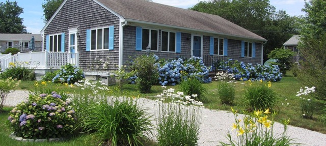 Country Coastal Cottage 3 min. from beach.