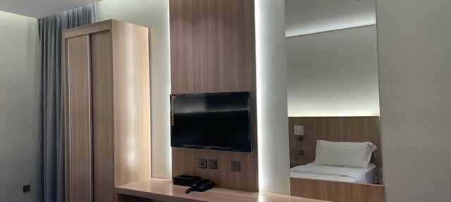 Cozy 1-bedroom hotel with AC, WiFi in charming Makkah