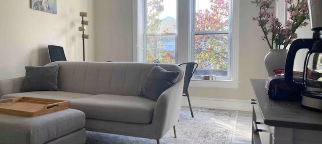 Cozy 1-bedroom townhome in a fantastic Washington neighborhood with AC