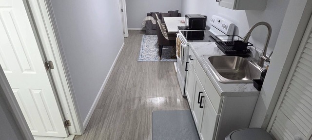 Cozy 1-king size bedroom house in quiet Waterbury with 75" TV in your bedroom.