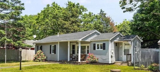 Cozy 2 bdrm sleeps 5. Walk to Electric Av Beach, Main St, Canal, Mass Maritime.