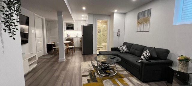 Cozy 2 Bedrooms Modern Basement Suite with Private entrance, Kitchen and parking