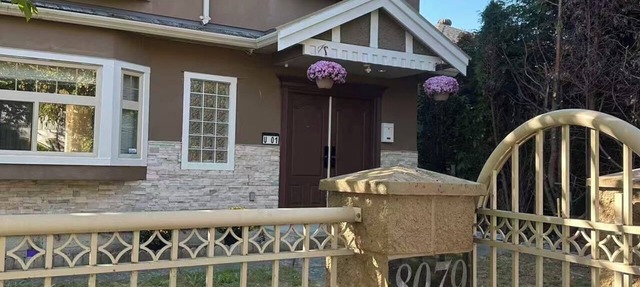 Cozy 2BR in West Side Kitchen & Living