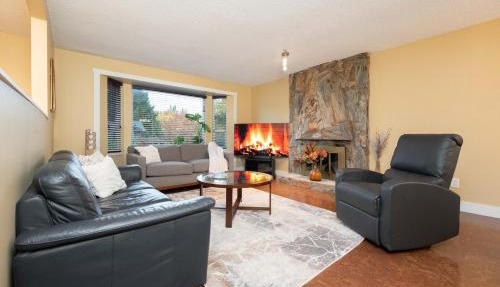 Cozy 3BR Family Home near City Centre & SkyTrain
