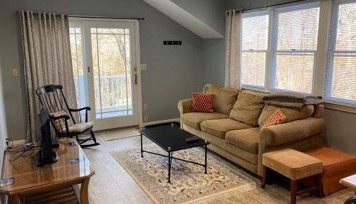 Cozy Apartment Centrally Located in Southbury