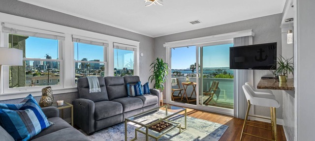 Cozy Bankers Hill Hideaway - AC, Bay View, and Parking