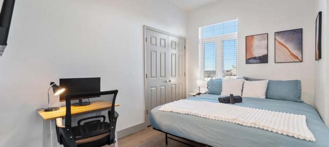 Cozy City Charm - Spacious, Parking, Balcony, Gym