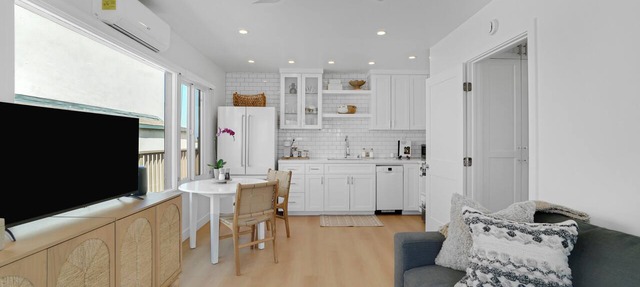 Cozy Coastal Retreat w/King Bed & Full Kitchen