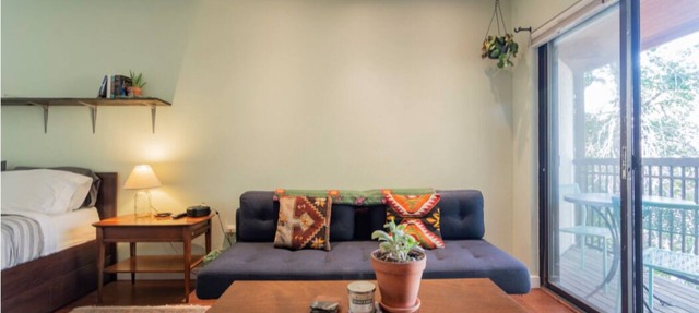 Cozy, modern Pearl St. condo. Ideal location!