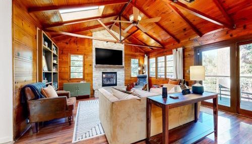 Cozy Riverview Cabin